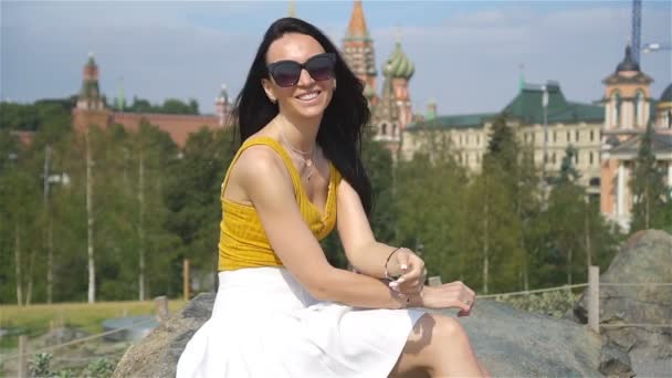 Happy young urban woman in european city. — Stock Video