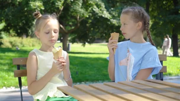 Niñas Adorables Comiendo Helado Aire Libre Verano Cafetería Aire Libre — Vídeos de Stock