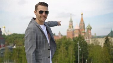 Avrupa 'nın mutlu genç şehirli adamı.