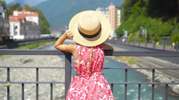 Маленькая Девочка Шляпе Набережной Горной Реки Европейском Городе Счастливого Летнего — стоковое видео