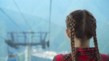 Teleferik beautful manzara arka planda dağlarda kabinde sevimli küçük kız