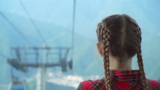 Adorable Niña Cabaña Teleférico Las Montañas Fondo Del Hermoso Paisaje — Vídeos de Stock