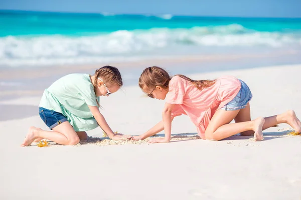 Adorables niños pequeños juegan con arena blanca — Foto de Stock