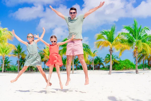 Vater und Kinder genießen Sommerurlaub am Strand — Stockfoto