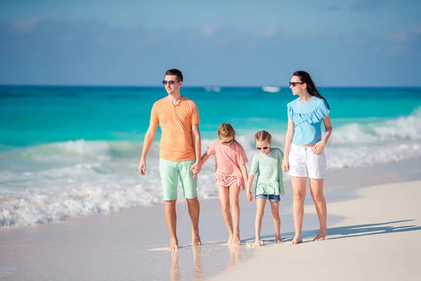 Keluarga muda dengan dua anak pada liburan pantai — Stok Foto