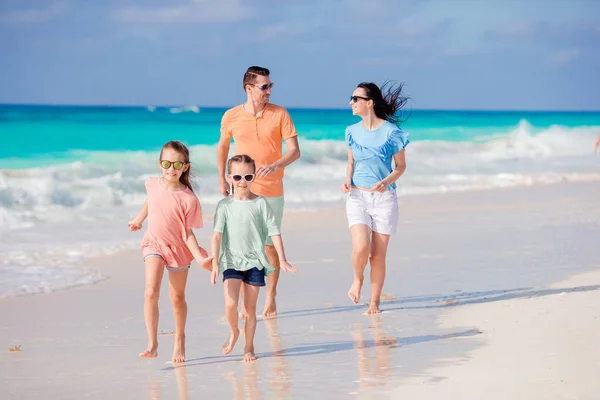 Genç aile tatil var eğlenceli plaj — Stok fotoğraf