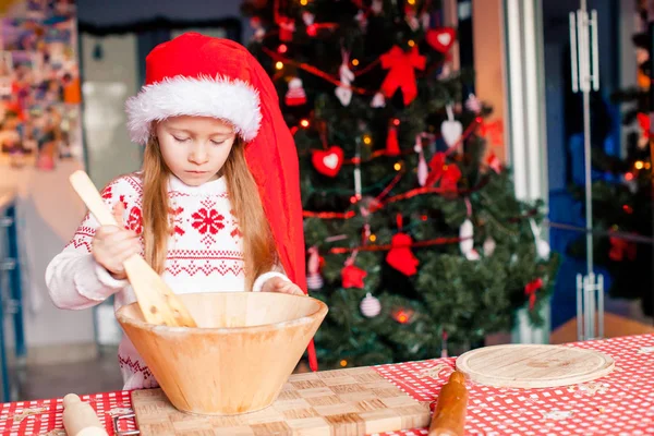 Sevimli küçük kız Noel kurabiyesi pişiriyor — Stok fotoğraf