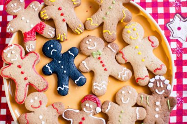 Pasta tepsisinde jöleli çiğ zencefilli adam.