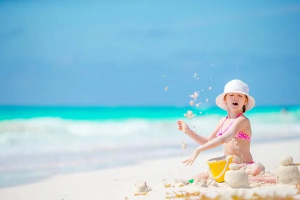 Schattig meisje spelen met strand speelgoed tijdens tropische vakantie — Stockfoto
