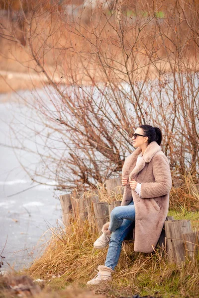 Concetto di caduta - bella donna in parco di autunno sotto fogliame di caduta — Foto Stock