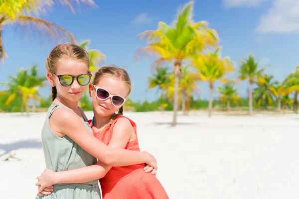 Adorable little girls during summer tropical vacation — Stock Photo, Image