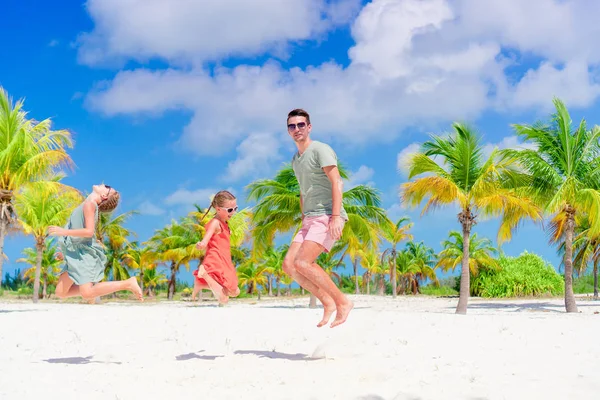 Pai e crianças desfrutando de férias de verão na praia — Fotografia de Stock