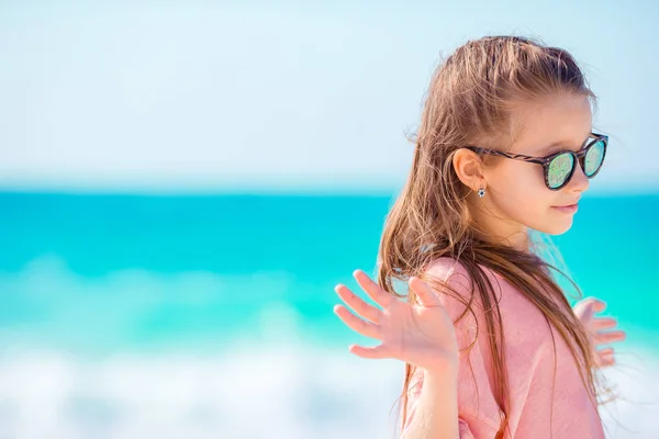 Kumsaldaki güzel küçük kız eğleniyor. Komik kız yaz tatilinin tadını çıkar.. — Stok fotoğraf
