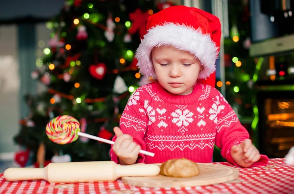 Adorable little girl baking Christmas gingerbread cookies — Stock Photo, Image