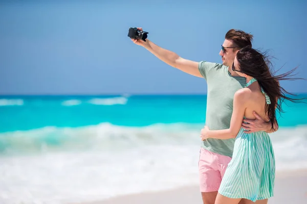 幸福的夫妇，在假日海滩上拍张照片 — 图库照片