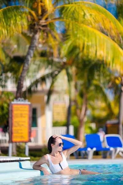 Bella giovane donna rilassante in piscina — Foto Stock