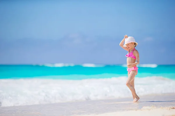 Schattig klein meisje aan het strand tijdens de zomervakantie — Stockfoto