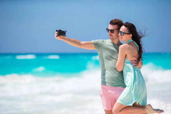 幸福的夫妇，在假日海滩上拍张照片 — 图库照片