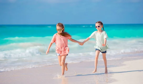 Очаровательные девочки на пляже во время летних каникул — стоковое фото