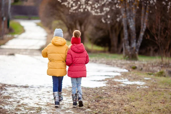 Adorables petites filles en plein air dans la forêt — Photo