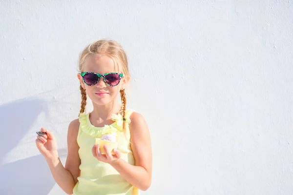 Kleines Mädchen mit Eis im Freien im Sommer — Stockfoto