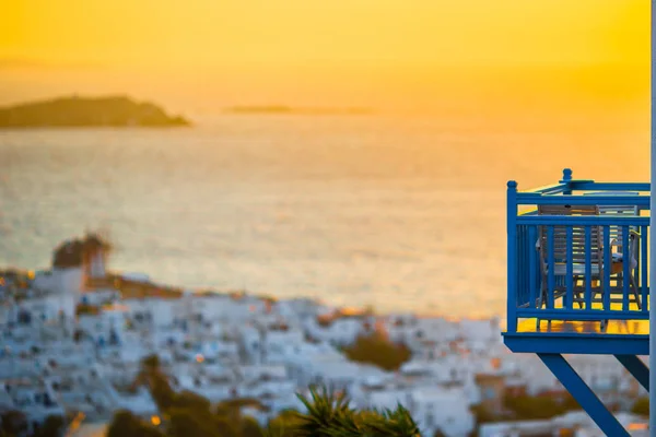 Typisch huis met kleurrijke ramen en deuren in de smalle straatjes van Mykonos in prachtige zonsondergang — Stockfoto