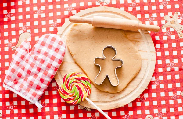 Anschneiden des Lebkuchenteigs für Weihnachten und Neujahr — Stockfoto