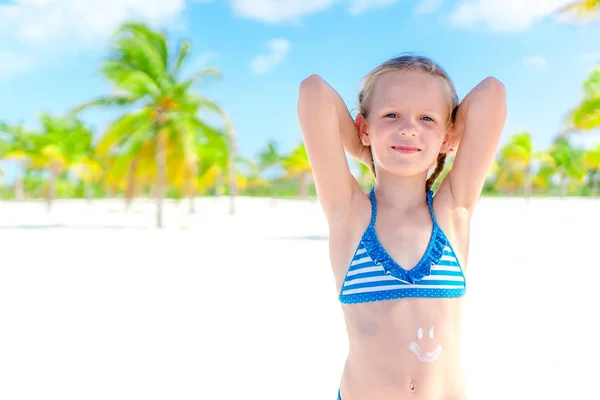 Gadis kecil yang cantik di pantai bersenang-senang. Gadis lucu menikmati liburan musim panas . — Stok Foto