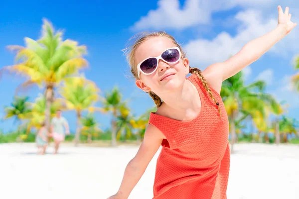 Primo piano di adorabile bambina durante le vacanze al mare divertendosi — Foto Stock