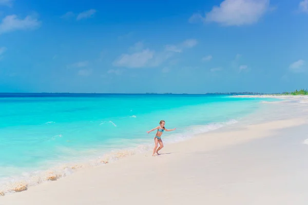 Urocza dziewczynka w strój kąpielowy na plaży wakacje — Zdjęcie stockowe