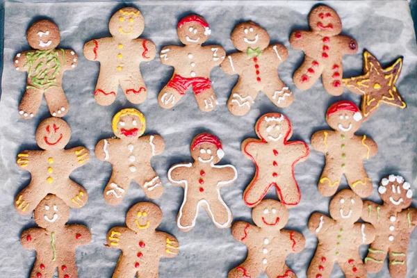 Raw gingerbread men with glaze on a baking sheet — Stock Photo, Image