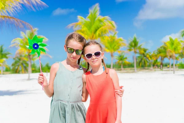 Schattige kleine meisjes tijdens zomer tropische vakantie — Stockfoto