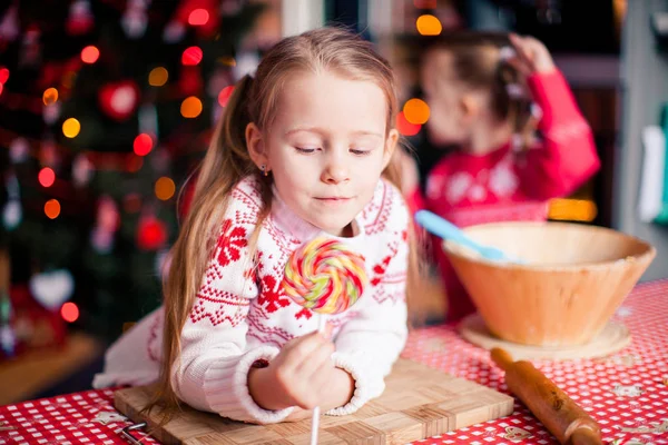 Entzückendes kleines Mädchen backt Weihnachts-Lebkuchen — Stockfoto