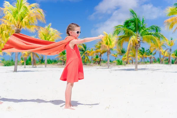 Pequeña chica linda jugando superhéroe en una playa tropical —  Fotos de Stock