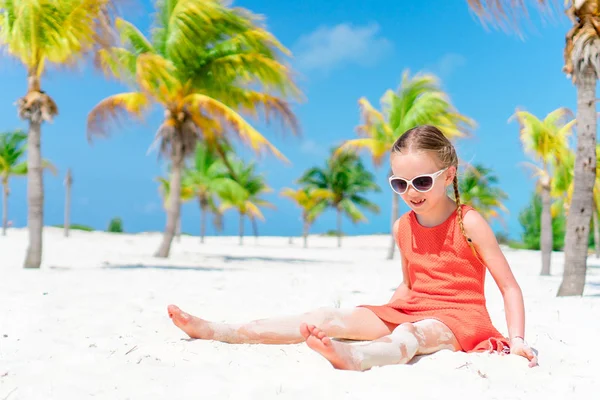 Bella bambina in spiaggia divertirsi. Ragazza divertente godere di vacanze estive . — Foto Stock