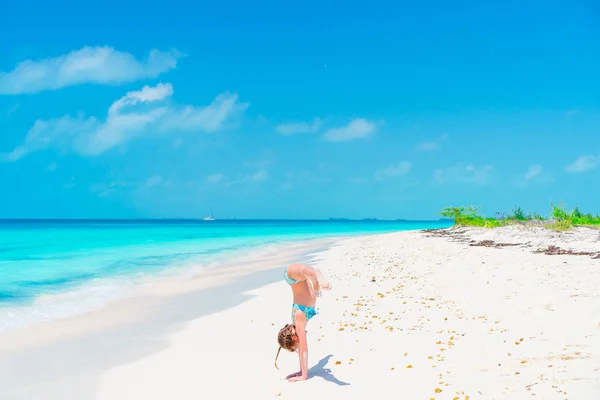 Porträt eines entzückenden kleinen Mädchens am Strand während der Sommerferien — Stockfoto