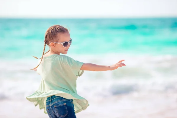 Bella bambina in spiaggia divertirsi. Ragazza divertente godere di vacanze estive . — Foto Stock