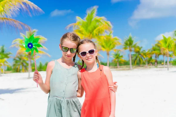 Очаровательные маленькие девочки во время летних тропических каникул — стоковое фото