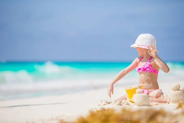 Urocza dziewczynka bawiąca się zabawkami na plaży na białej, tropikalnej plaży — Zdjęcie stockowe