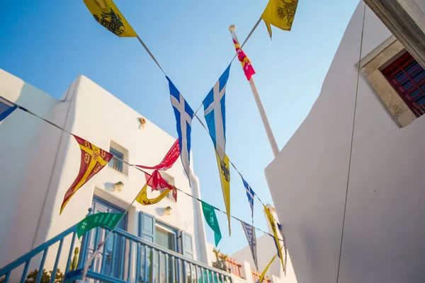 Straße mit bunten Fahnen in Mykonos, Griechenland — Stockfoto