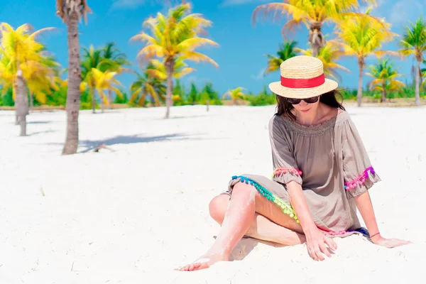 Young beautiful girl lying on snow white tropical beach — Stock Photo, Image