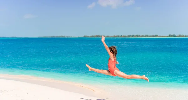 Porträt eines entzückenden kleinen Mädchens am Strand während der Sommerferien — Stockfoto