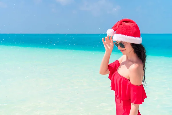 Junge Glückliche Frau Mit Weihnachtsmütze Und Rotem Badeanzug Weißen Strand — Stockfoto