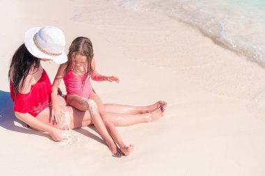 Tropik sahilde olmasını dilersiniz. Anne ve çocuk onların tatil keyfini çıkarın