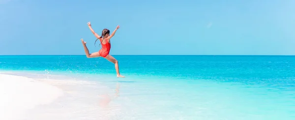 Retrato de niña adorable en la playa durante las vacaciones de verano —  Fotos de Stock