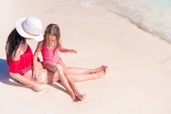 Familly na tropikalnej plaży. Mama i dziecko cieszyć swoje wakacje — Zdjęcie stockowe