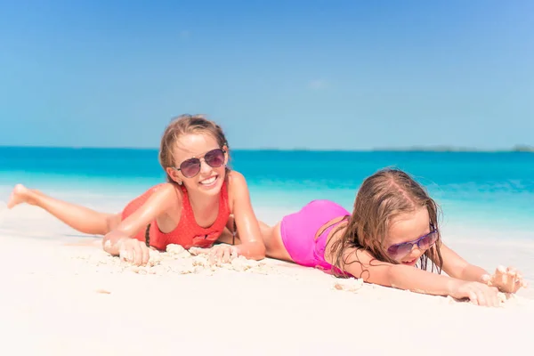 Meninas se divertindo na praia tropical jogando juntos em águas rasas — Fotografia de Stock