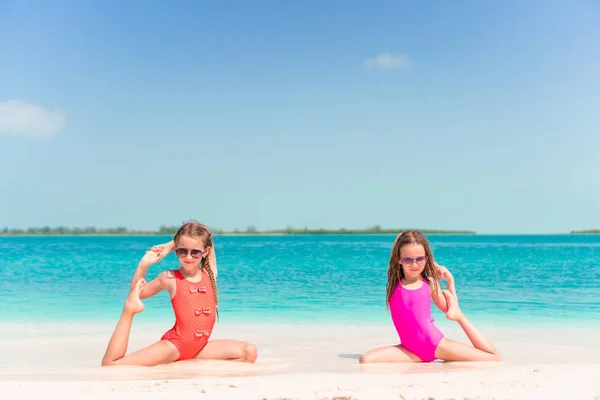 Meninas adoráveis durante as férias tropicais de verão — Fotografia de Stock