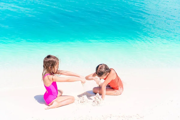 2人の子供が砂の城を作り、熱帯ビーチで楽しんでいます — ストック写真