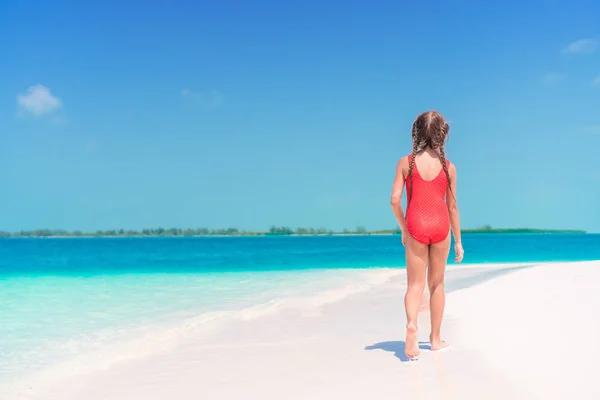カリブ海の白い砂浜を歩いてかわいい女の子 — ストック写真